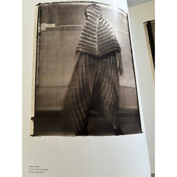 Issey Miyake by Mark Holborn 1995 Trade Paperback Taschen 1st. Edition - Picture 8 of 12